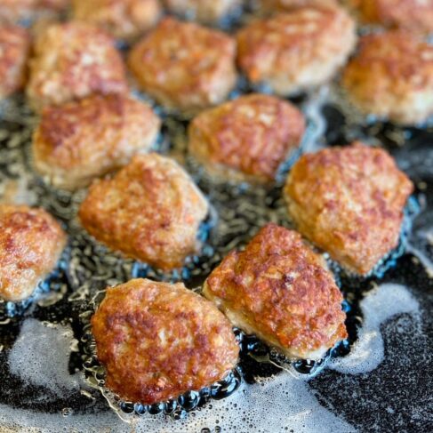 Vores frikadeller med grøntsager i